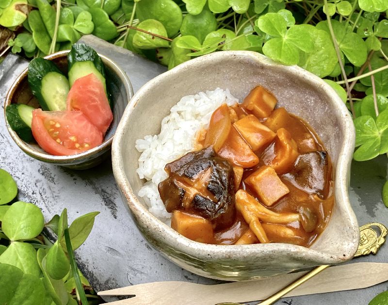 歩かないキノコと桃色謎肉のカレー