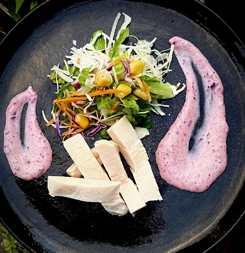 その身を包むは紫の炎～サラダチキンのベリーソース添え～